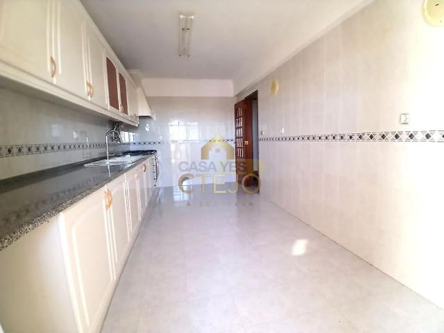 APARTAMENTO T2 COM BOAS AREAS E BOX PARA ARRENDAR
