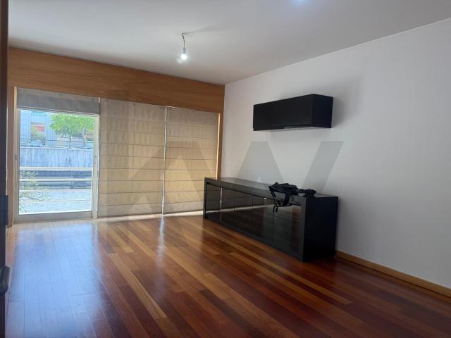 Apartamento T2 com Garagem – Vale das Flores | Excelente Exposição Solar