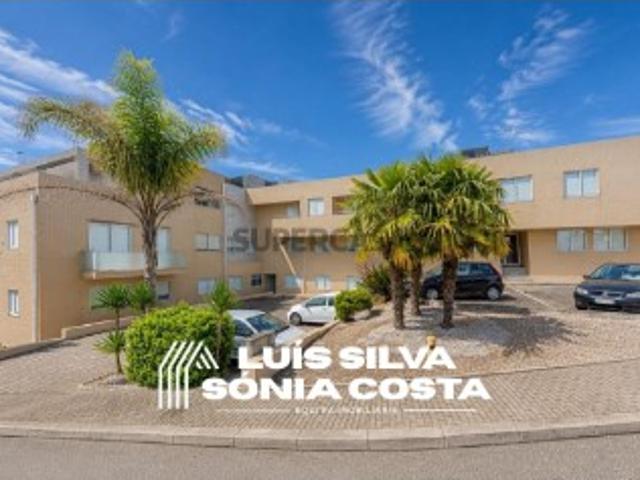 Apartamento T2 com Garagem & Varanda | 3.º Andar com Elevador Corga de Lobão!
