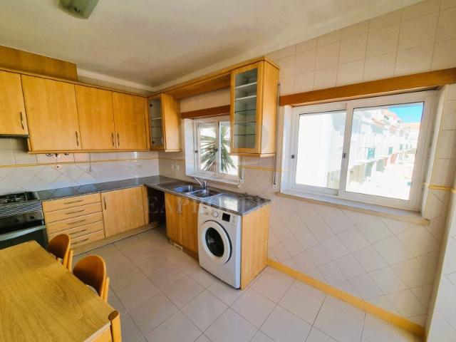 Apartamento T2 com Garagem e Arrecadação em Peniche