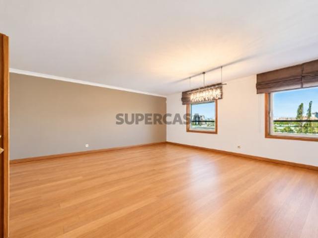 Apartamento T2 com Garagem e Arrecadação, Sala de Estar e Jantar e Cozinha independente e equipada