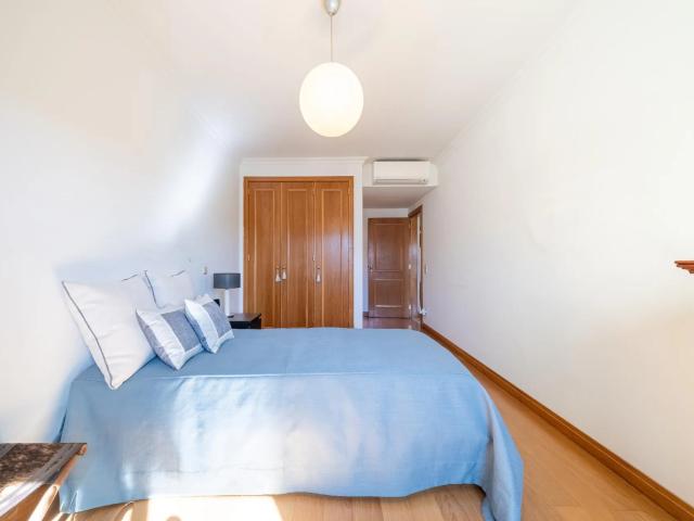 Apartamento T2 com Garagem e Arrecadação, Sala de Estar e Jantar e Cozinha independente e equipada