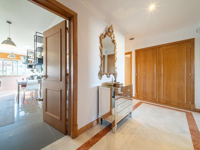 Apartamento T2 com Garagem e Arrecadação, Sala de Estar e Jantar e Cozinha independente e equipada
