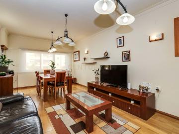 Apartamento T2 com Garagem e Elevador em Paço de Arcos