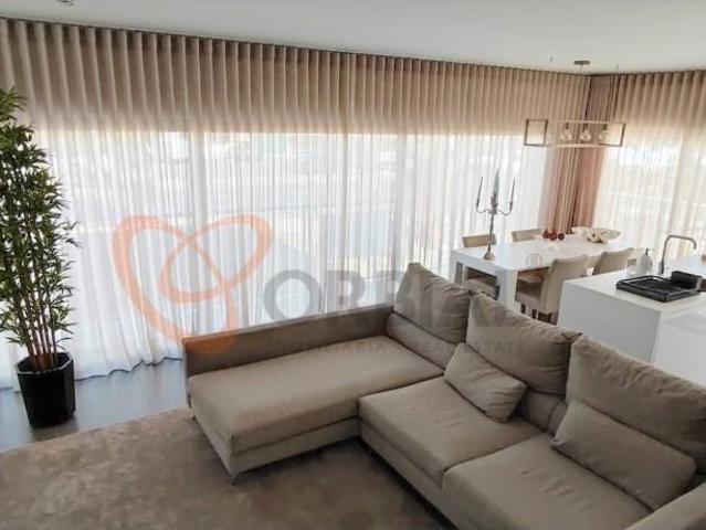Apartamento T2 com garagem e piscina na cobertura para venda. 90m² Albufeira Olhos de Água