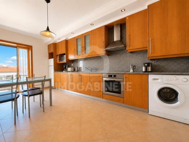 Apartamento T2 com Garagem Fechada e 2 casas de banho| Excelente Estado
