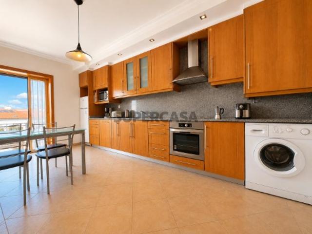 Apartamento T2 com Garagem Fechada e 2 casas de banho| Excelente Estado