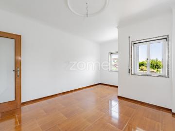 Apartamento T2 com Garagem Fechada em Ponte, Guimarães