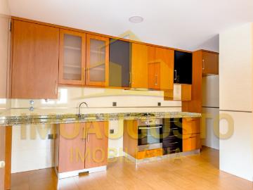 Apartamento T2 com garagem fechada