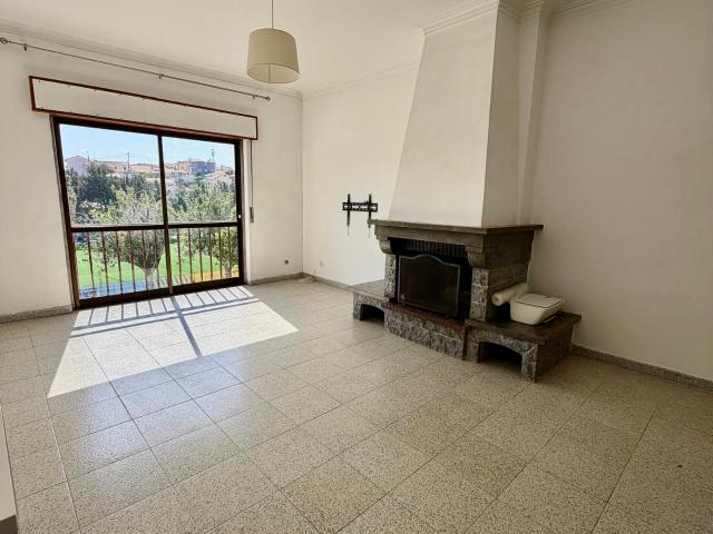 Apartamento T2 com garagem na Amoreira, Cascais