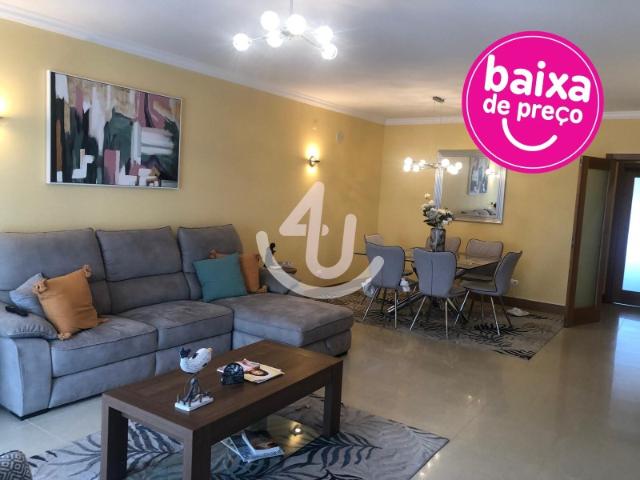 Apartamento T2 com garagem para Arrendamento na Marginal de São Martinho do Porto Disponível de Outubro até ao final de Junho