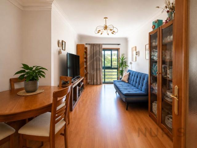 Apartamento T2 com Garagem para Venda em Santo António dos Cavaleiros