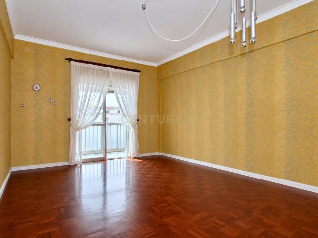 Apartamento T2 com Duas Varandas e Excelente Localização