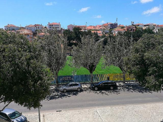 Apartamento T2 com duas casas de banho e garagem box, junto ao estádio do Estoril praia, Estoril