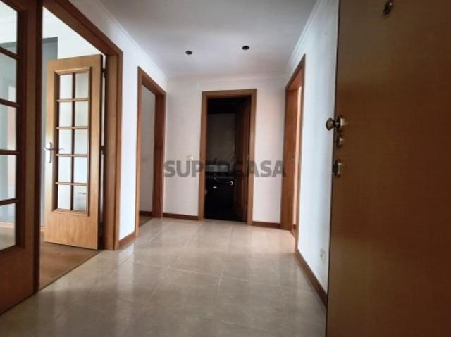 Apartamento T2 remodelado com elevador e varanda e arrecadação em Vale Flores Feijó