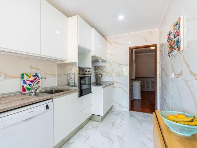 Apartamento T2 com elevador e varandas, em Algueirão Mem Martins, Sintra