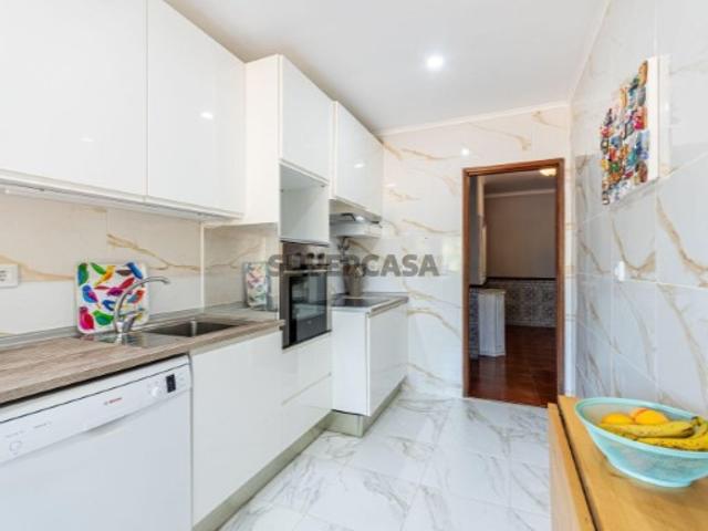 Apartamento T2 com elevador e varandas, em Algueirão Mem Martins, Sintra