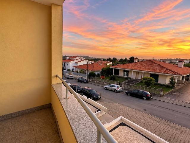Apartamento T2 com Elevador e Duas Varandas Cavaco Santa Maria da Feira