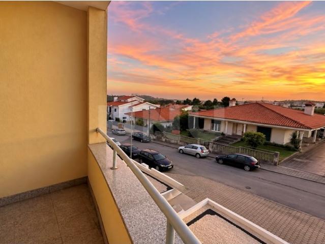 Apartamento T2 com Elevador e Duas Varandas Cavaco Santa Maria da Feira