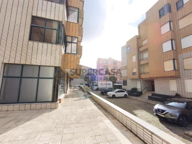 T2 com elevador e garagem fechada. Primeira linha do mar