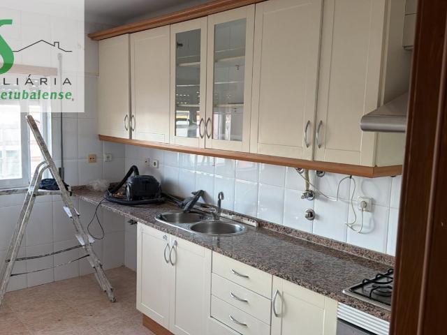 Apartamento T2 com Elevador e Lareira – Vale do Cobro, Setúbal