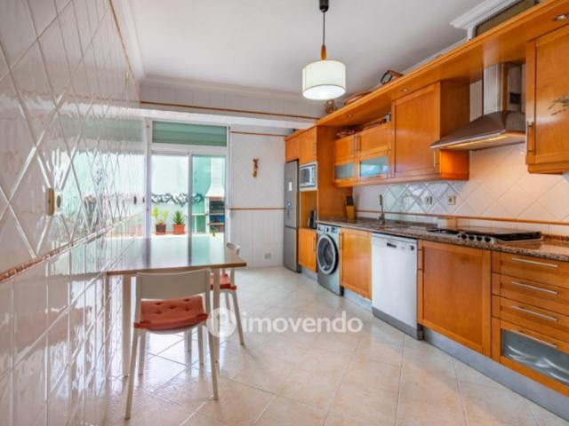 Apartamento T2 com estacionamento e terraço, em Vialonga
