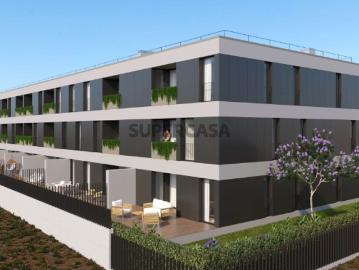 Apartamento T2 com estacionamento e varanda, em Matosinhos