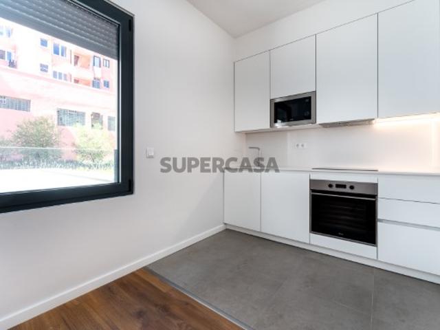 Apartamento T2 com estacionamento e varanda