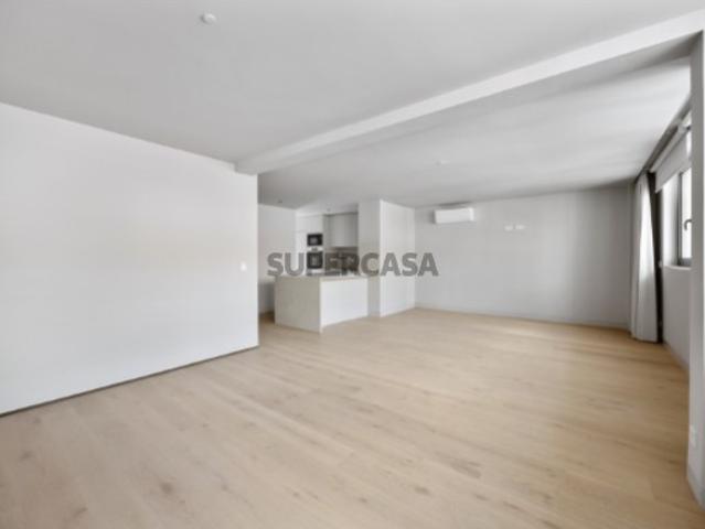 Apartamento T2 com estacionamento à venda nas Avenidas Novas