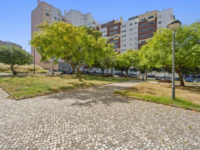 Apartamento T2 com estacionamento e arrecadação, Laranjeiras