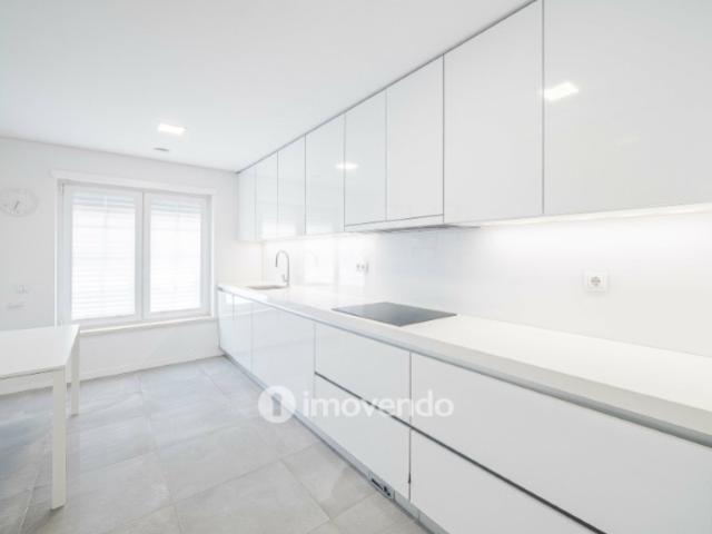 Apartamento T2, com estacionamento e cozinha equipada, na Amadora