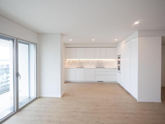 Apartamento T2 com estacionamento e piscina Areeiro 100m² Areeiro