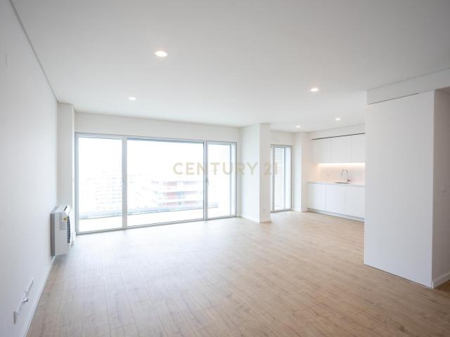 Apartamento T2 com estacionamento e piscina Areeiro 100m² Areeiro