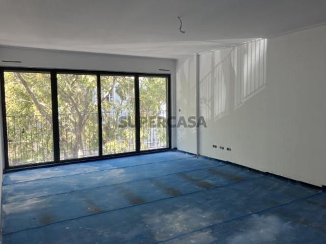 Apartamento T2, com estacionamento, em Alcântara, Lisboa