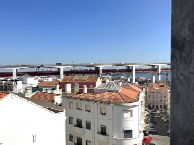 Apartamento T2, com estacionamento, em Alcântara