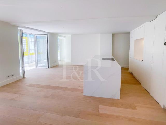 Apartamento T2 com varanda fechada e estacionamento junto à Av. Liberdade