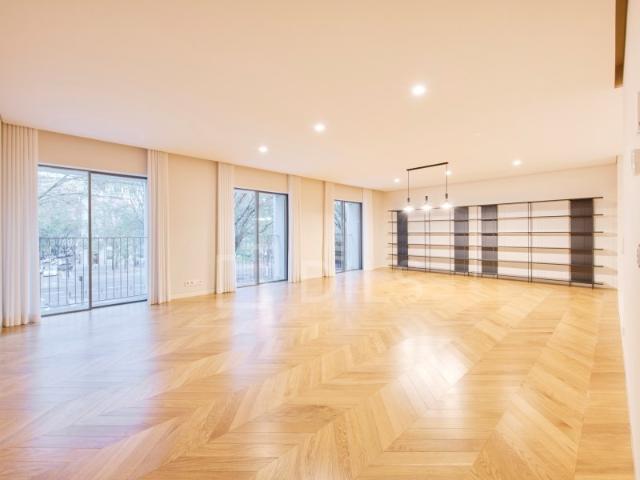 Apartamento T2 com estacionamento na Avenida da Liberdade, Lisboa