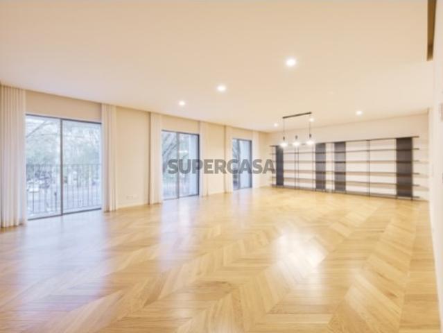 Apartamento T2 com estacionamento na Avenida da Liberdade, Lisboa