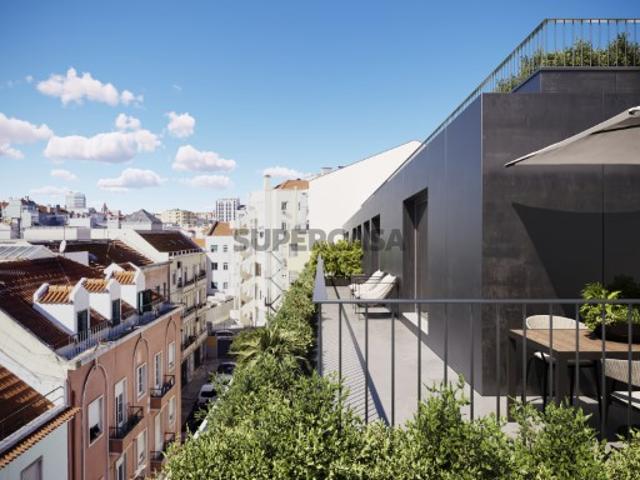 Apartamento T2 com estacionamento situado em Arroios, Lisboa