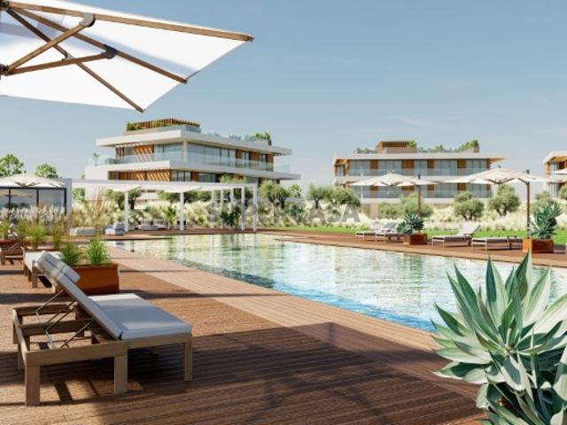 Apartamento T2 com espaço exterior e garagem, em Vilamoura, Algarve