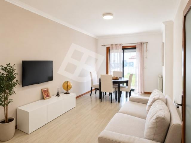 Apartamento T2 com espaços exteriores e garagem a poucos minutos da Praia da Barra