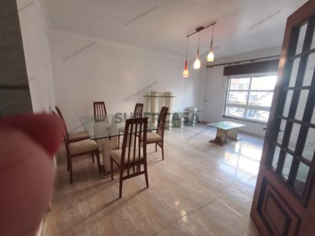 Apartamento T2 com Excelente Distribuição e Duas Frentes Solares