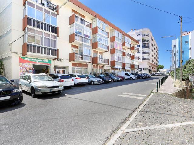 Apartamento T2 com excelente localização entre Mercês e Mem Martins