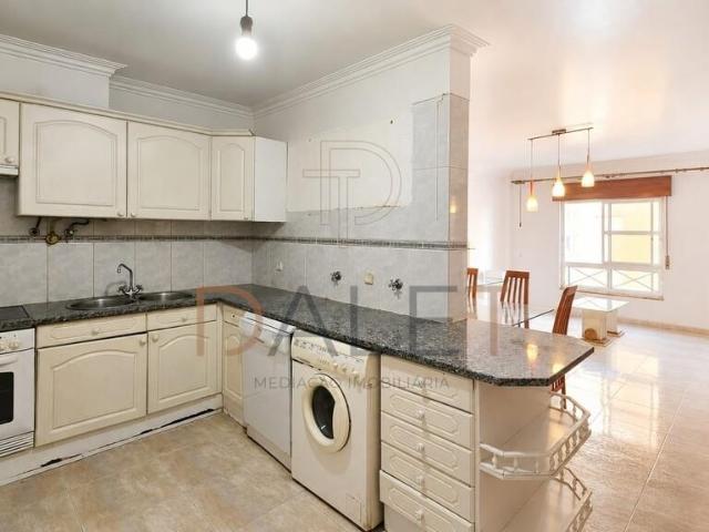 Apartamento T2 com excelentes áreas, muita luz natural e a 2 minutos da estação da Tapada das Mercês