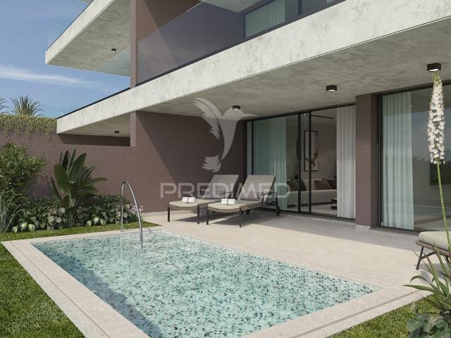 Apartamento T2 com jardim e piscina privada