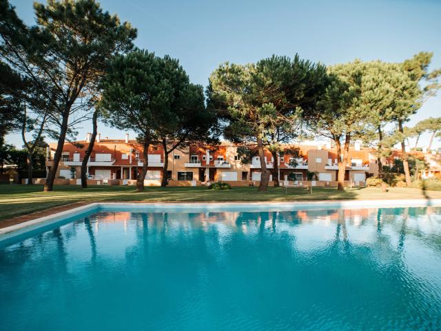 Apartamento T2 com jardim e piscinas a 15 minutos da praia para arrendamento