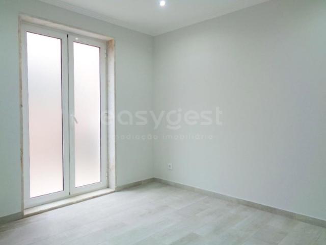 Apartamento T2 com Logradouro e Churrasqueira Olival Basto