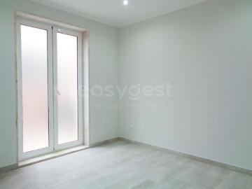 Apartamento T2 com Logradouro e Churrasqueira Olival Basto