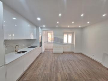 Apartamento T2 com logradouro, na Venda Nova, perto do Metro