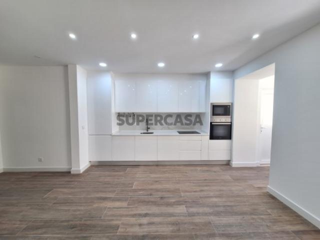 Apartamento T2 com logradouro na Venda Nova. Prédio e fracções remodeladas